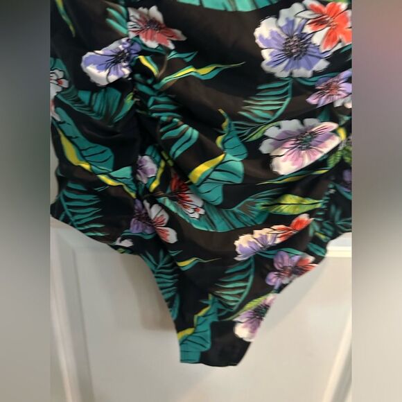 NWT Old Navy Women’s One Piece Floral Swimsuit Size Plus 2X - Picture 4 of 11